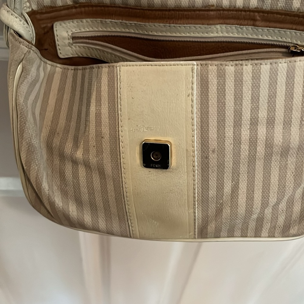 FENDI ivory striped crossbody bag perfect inside with zip pocket snap closure - Picture 4 of 13